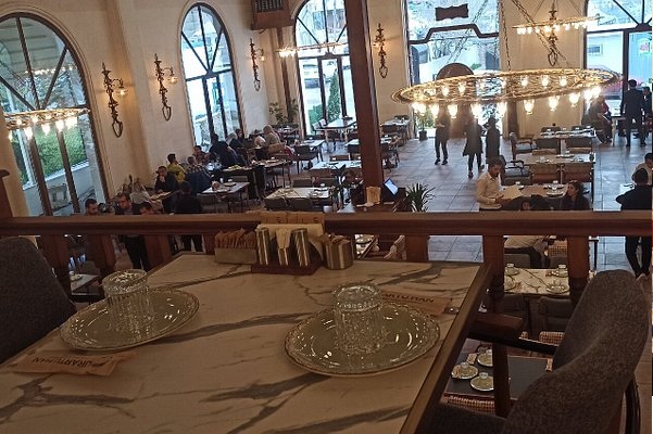 رستوران هفت‌خوان وان ترکیه: تجربه‌ای منحصربه‌فرد از منوی حلال با غذاهای گوشتی لذیذ