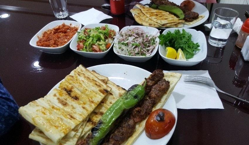 رستوران حاجی اغلو کباب در وان ترکیه: تجربه‌ای بی‌نظیر از طعم‌های اصیل ترکی